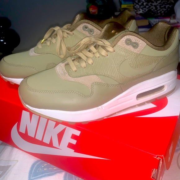 womens nike air max olive green